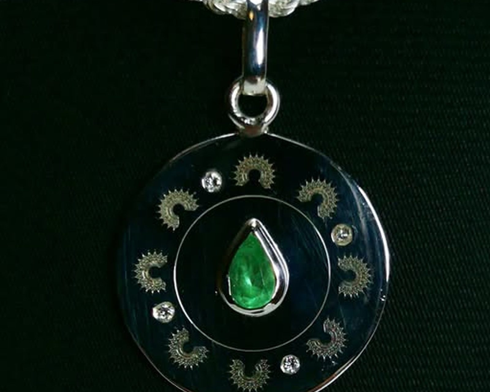 Larme de joie — pendentif rond, émeraude en goutte