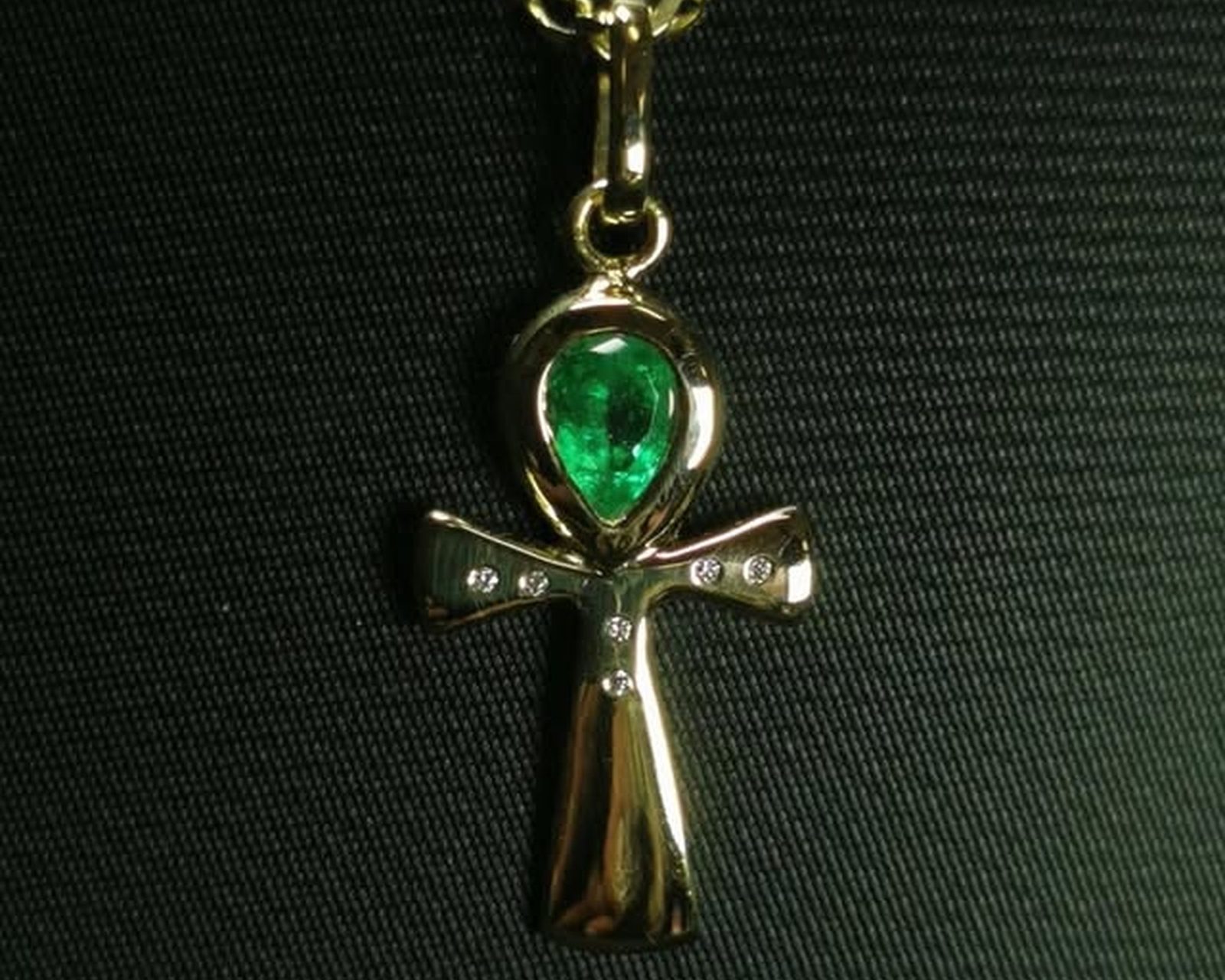 Anhk — pendentif ankh, émeraude en goutte