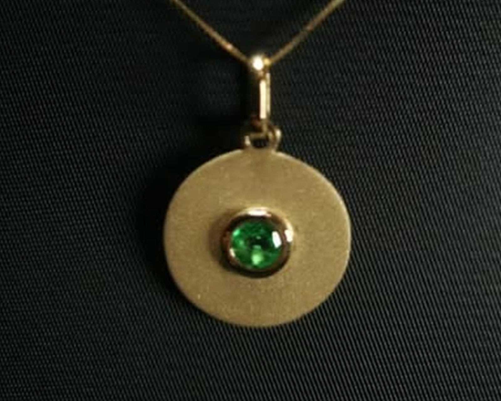 Spin move — pendentif rond, émeraude ronde