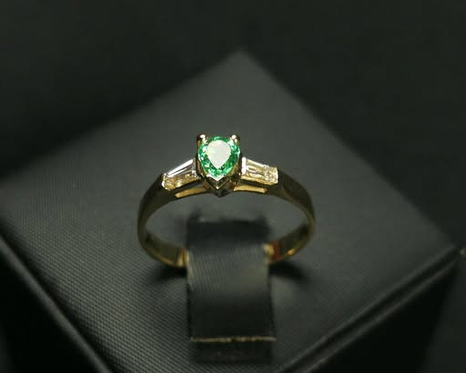 Le cœur et ses miroirs — bague, émeraude en cœur et deux baguettes