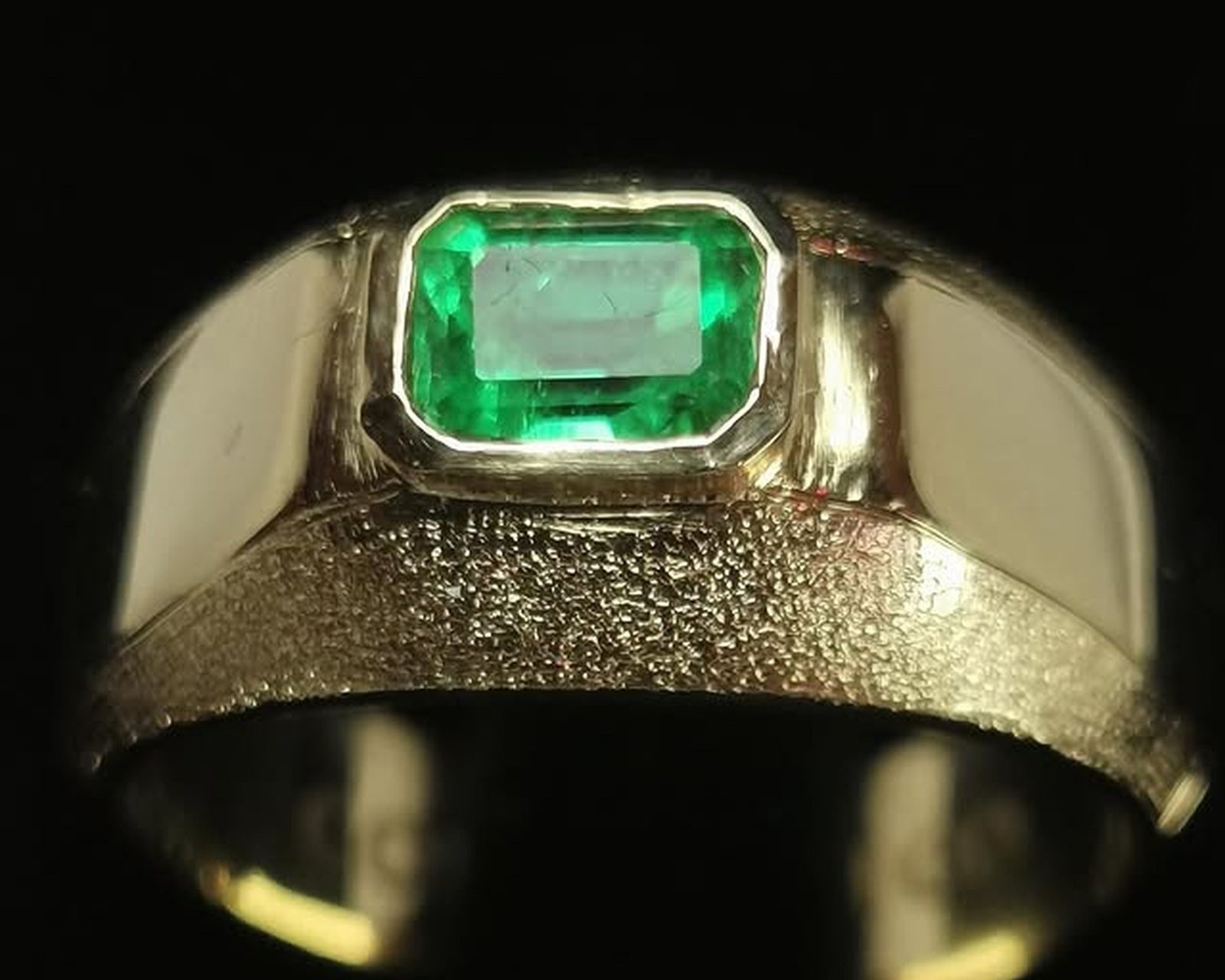 La NikkiBabe — bague large, émeraude à pans coupés