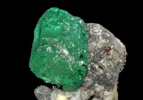 Émeraude brute encore prise dans sa roche